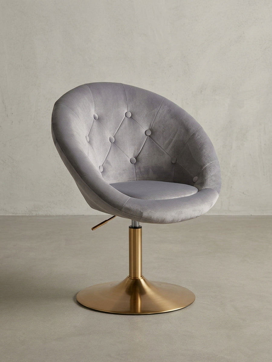 Moderner Loungesessel in Samt Grau in der Frontansicht auf weißem Hintergrund, mit rundem Sitz und elegantem, goldenem Trompetenfuß, 360° drehbar._