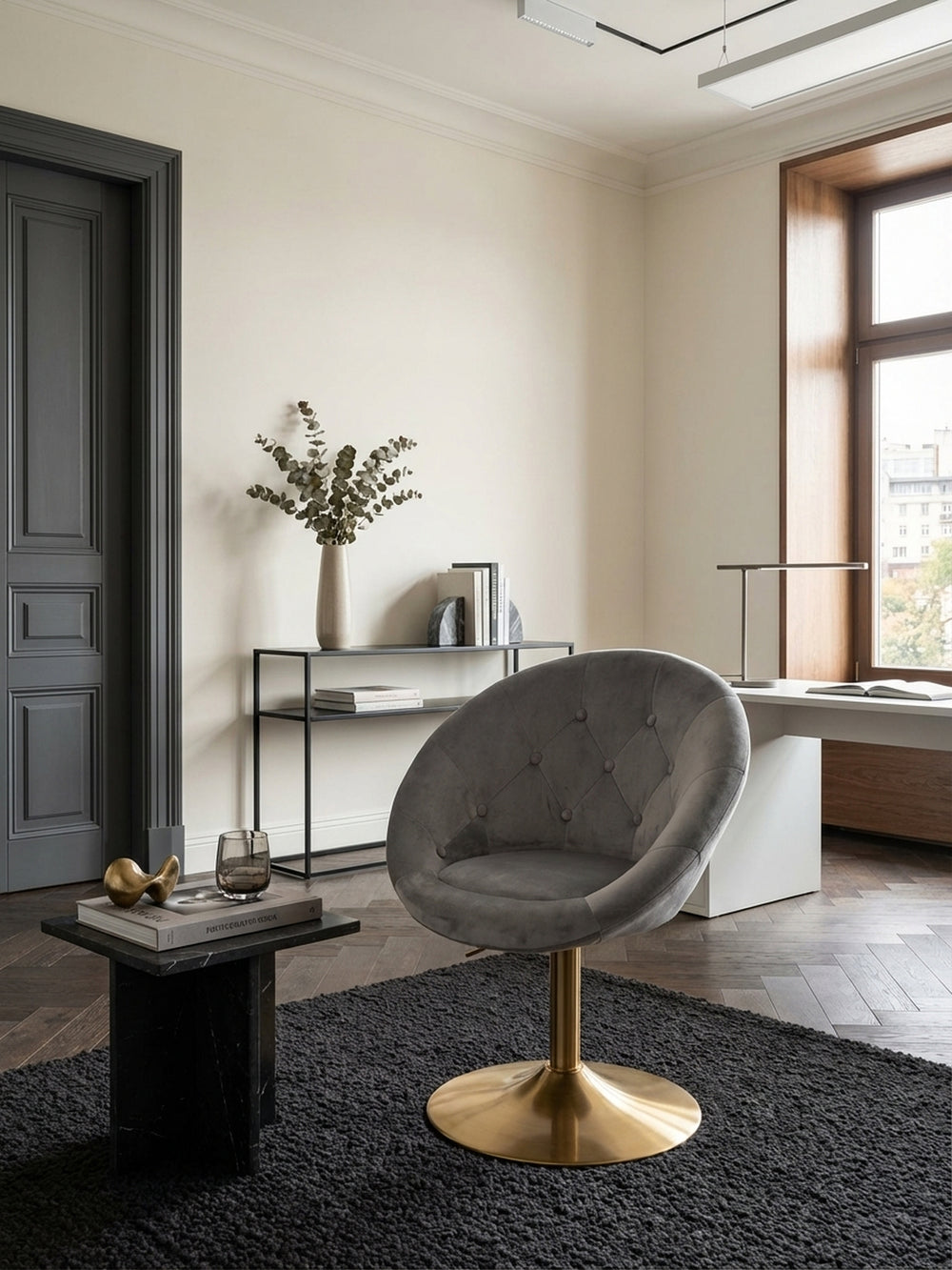 Design Drehsessel von oben in einer Wohnzimmer-Einrichtung, zeigt die kompakte Form und wie er sich harmonisch in eine gemütliche Lese-Ecke einfügt._