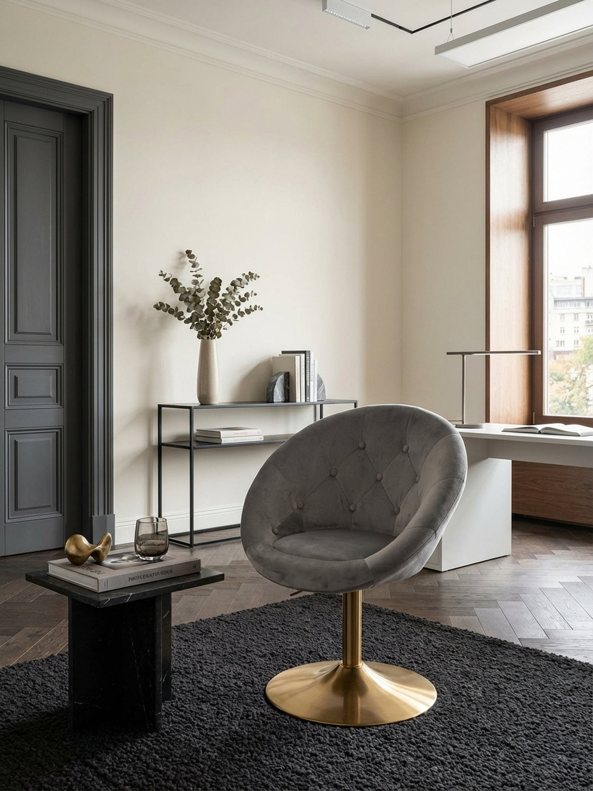 Design Drehsessel von oben in einer Wohnzimmer-Einrichtung, zeigt die kompakte Form und wie er sich harmonisch in eine gemütliche Lese-Ecke einfügt._