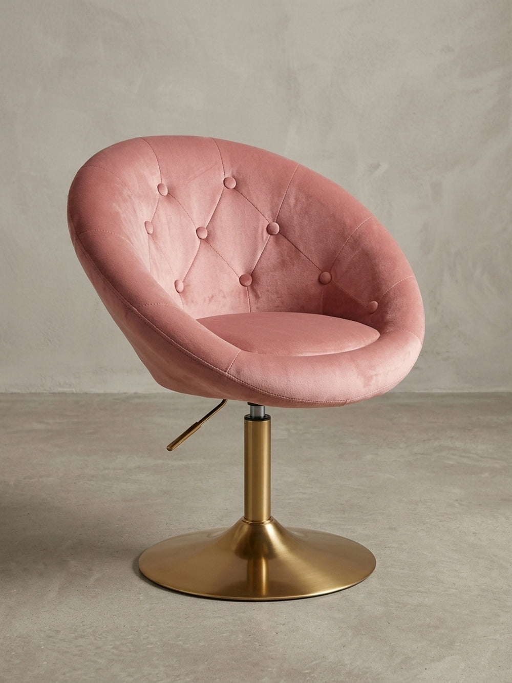 Design Drehstuhl in Rosa und Gold aus der 3/4-Perspektive, die die geschwungene, getuftete Rückenlehne und die runde Sitzfläche des Clubsessel zeigt._