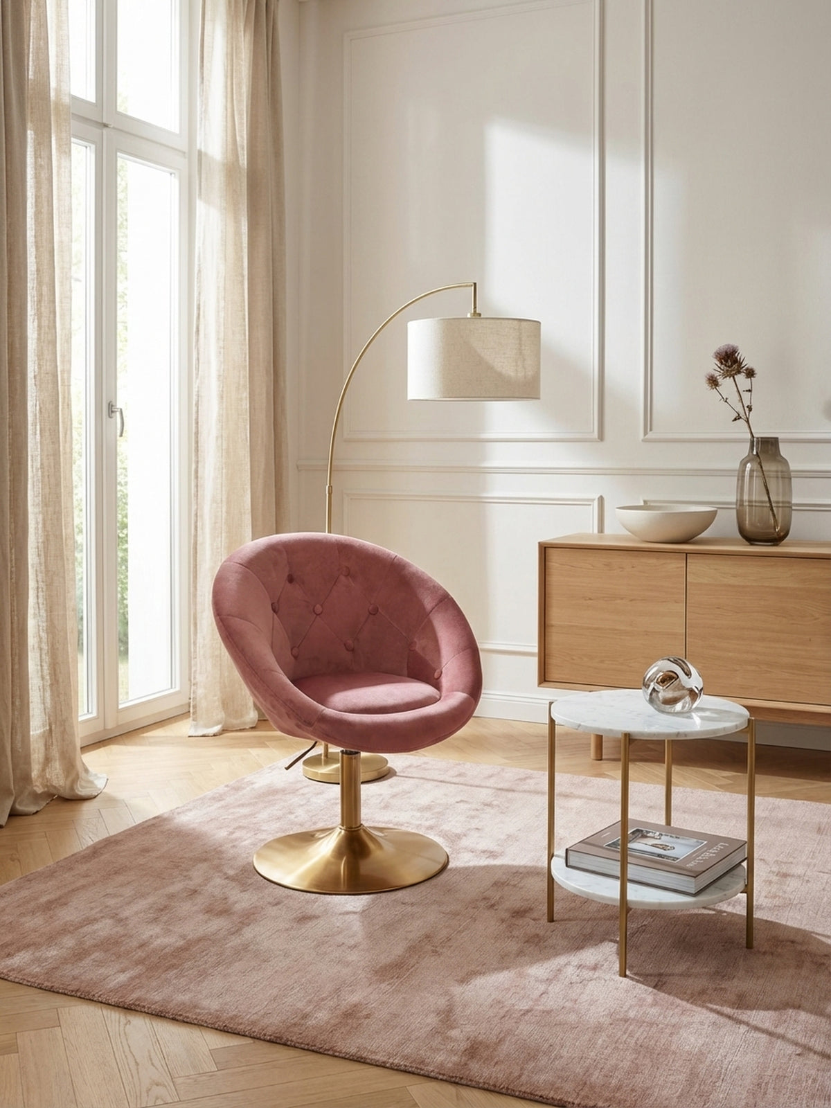 Runder Cocktailsessel in Samt Rosa von oben fotografiert, zeigt die kompakte Form (67cm Breite) und die harmonische Integration in eine stilvolle Wohnzimmerecke._
