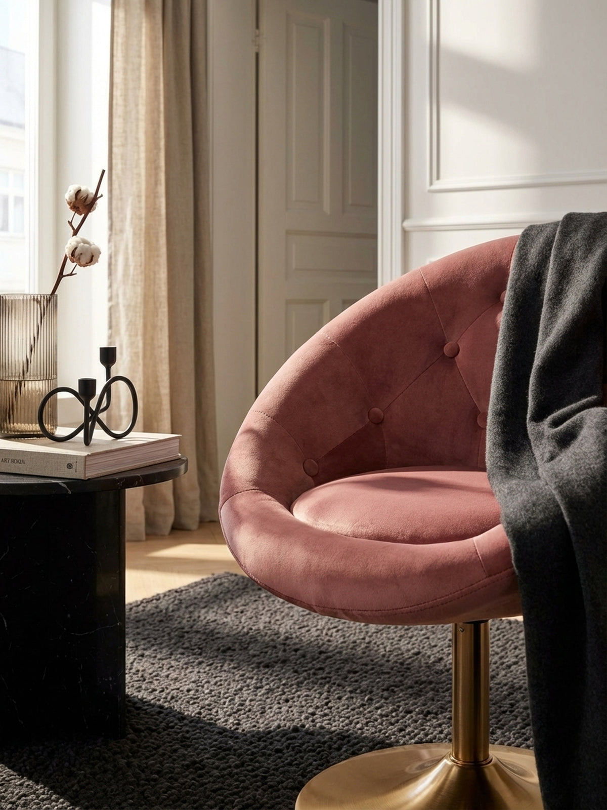 Makroaufnahme der Chesterfield-Steppung des rosa Samtbezugs, die die weiche Haptik und hochwertige Verarbeitung des Polstersessels detailreich hervorhebt._