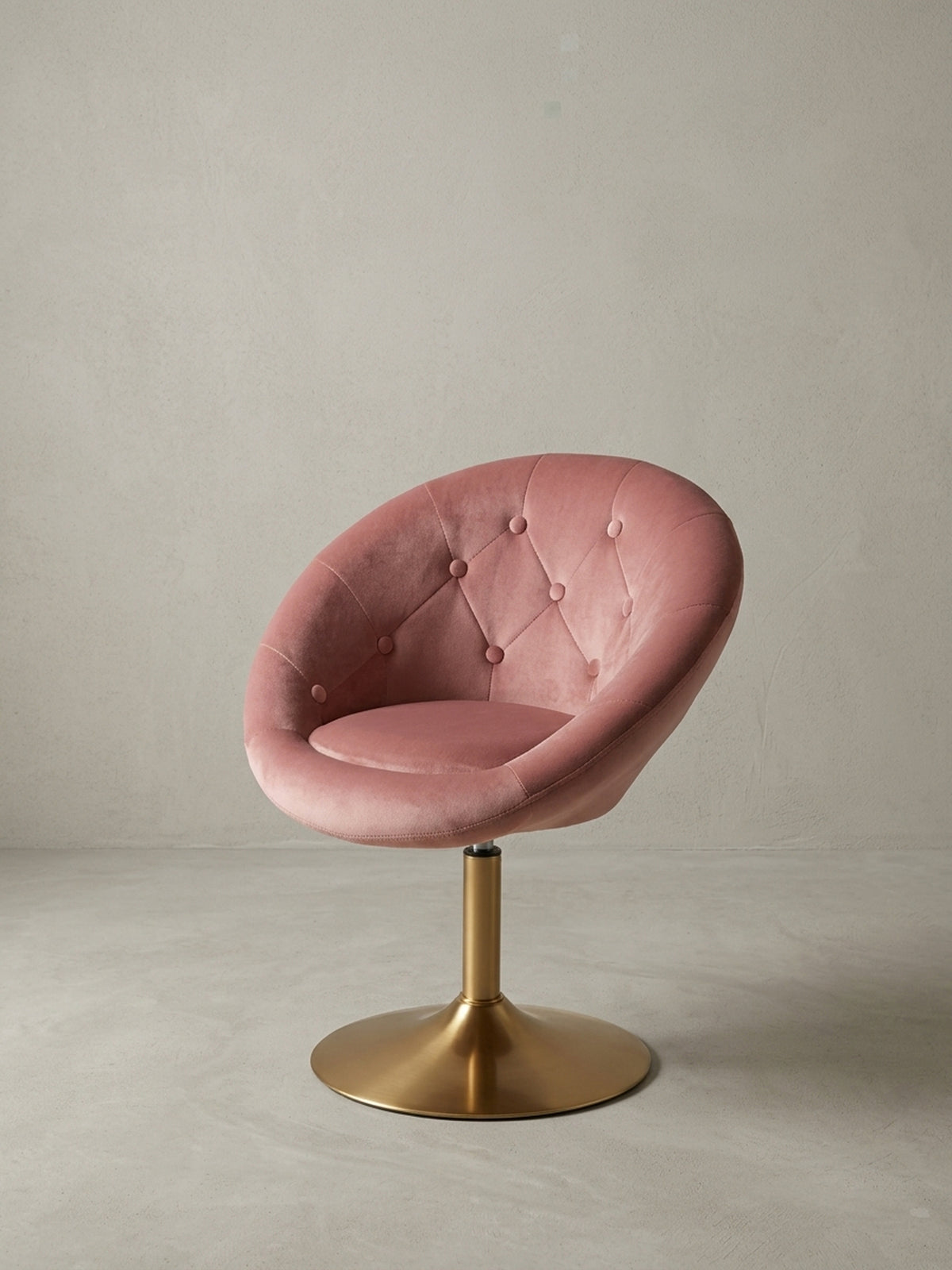 Profilansicht des Samt-Cocktailsessels, die die ergonomische Form der Sitzschale und die schlanke Silhouette des goldfarbenen Standfußes betont._
