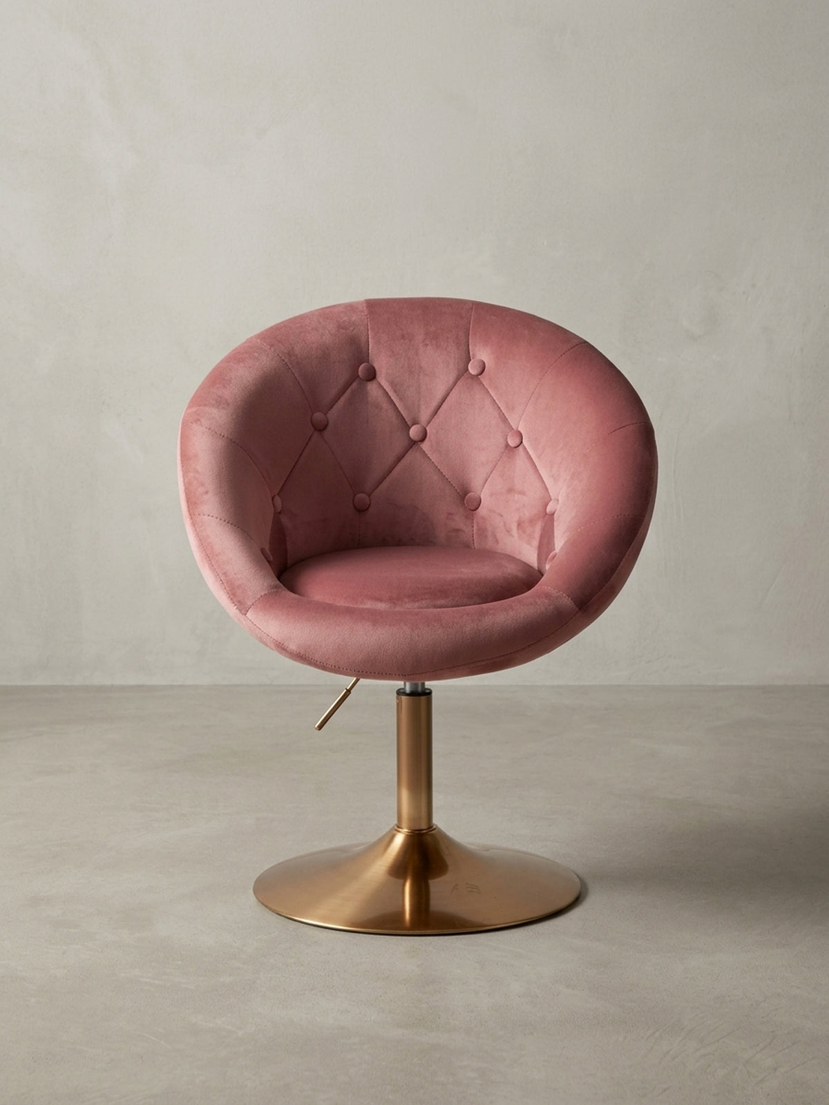 Gesamtüberblick des runden Loungesessels in Rosa Samt, der das Zusammenspiel von weicher Polsterung, Chesterfield-Knöpfen und glamourösem Goldfuß zusammenfasst._