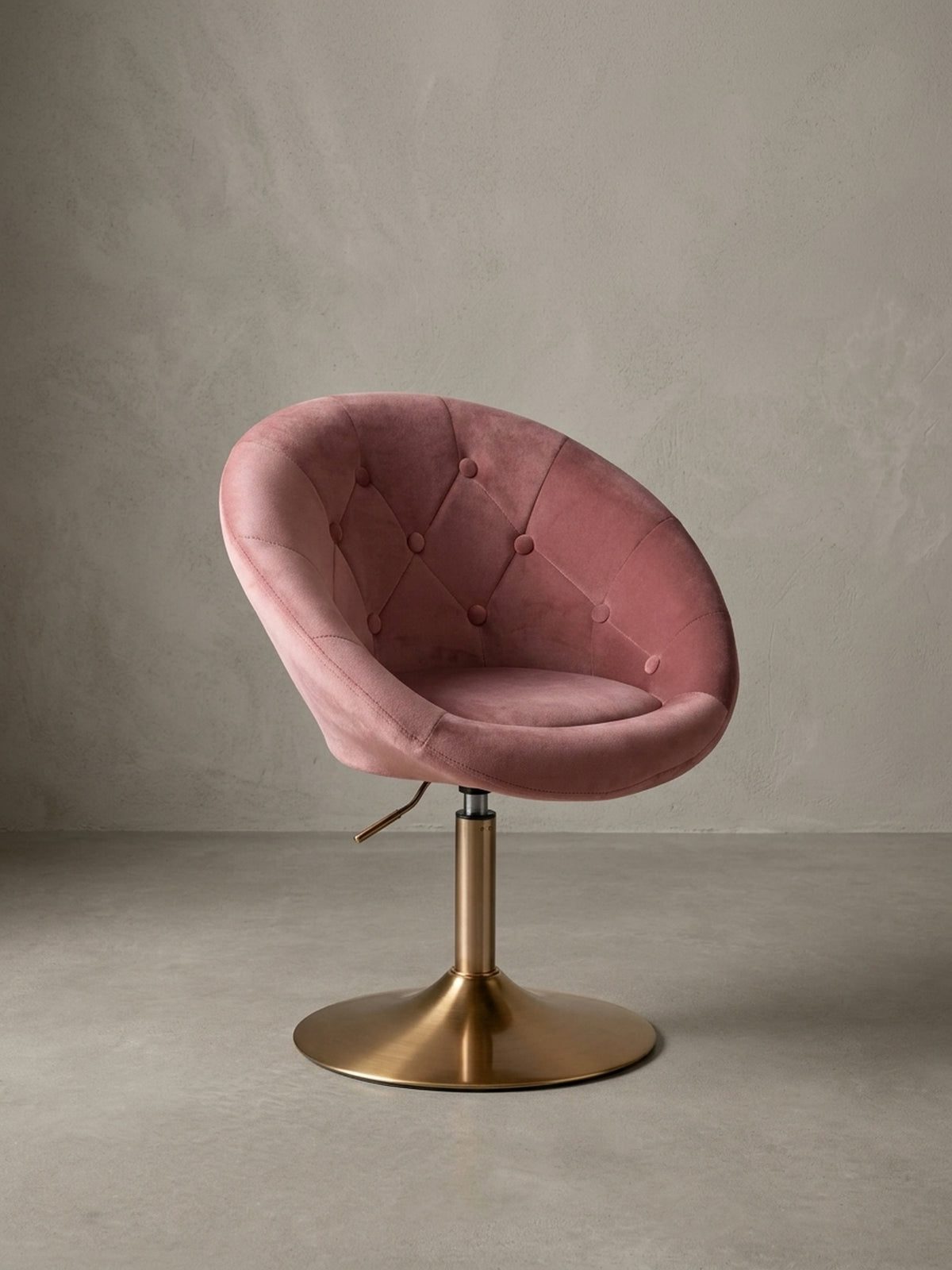 Moderner Drehsessel mit rosa Samtbezug und rundem goldenem Trompetenfuß, freigestellt vor weißem Hintergrund in der Frontalansicht, ideal für ein Ankleidezimmer._