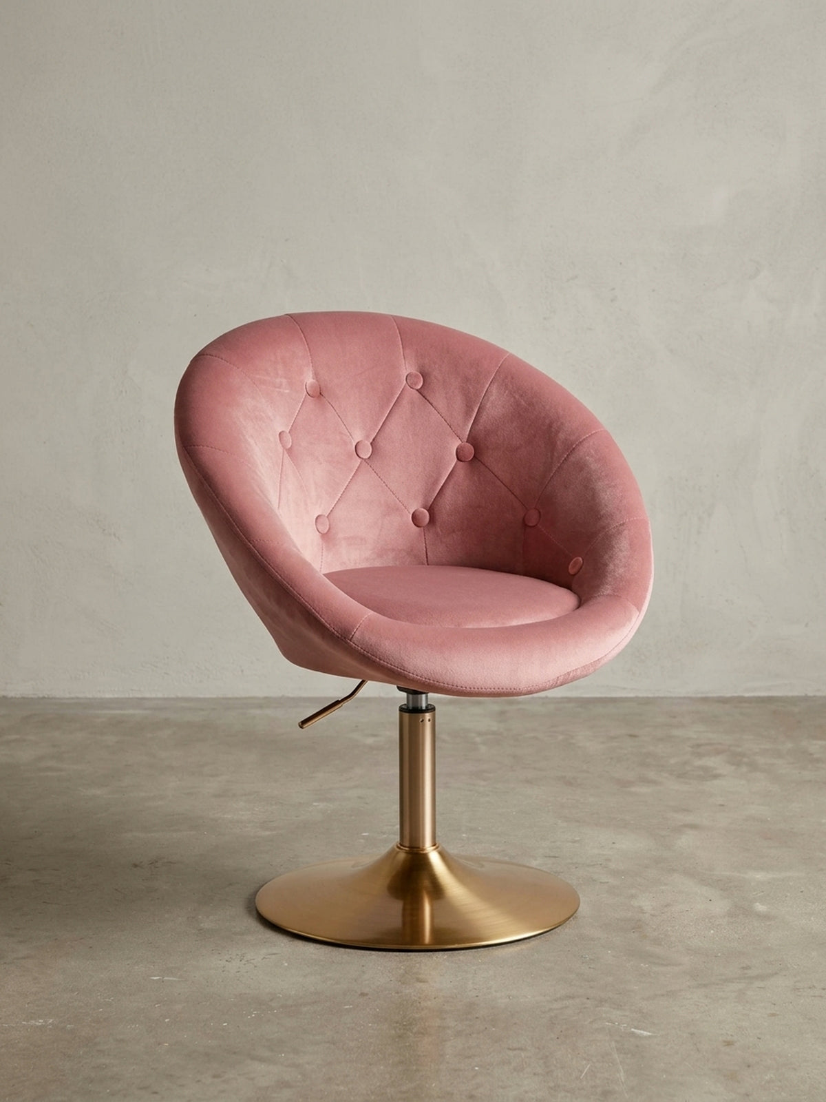 Höhenverstellbarer Loungesessel (80-100cm Höhe) in Altrosa Samt, leicht gedreht zur Schau gestellt, um die drehbare Funktion und das elegante Design zu unterstreichen._