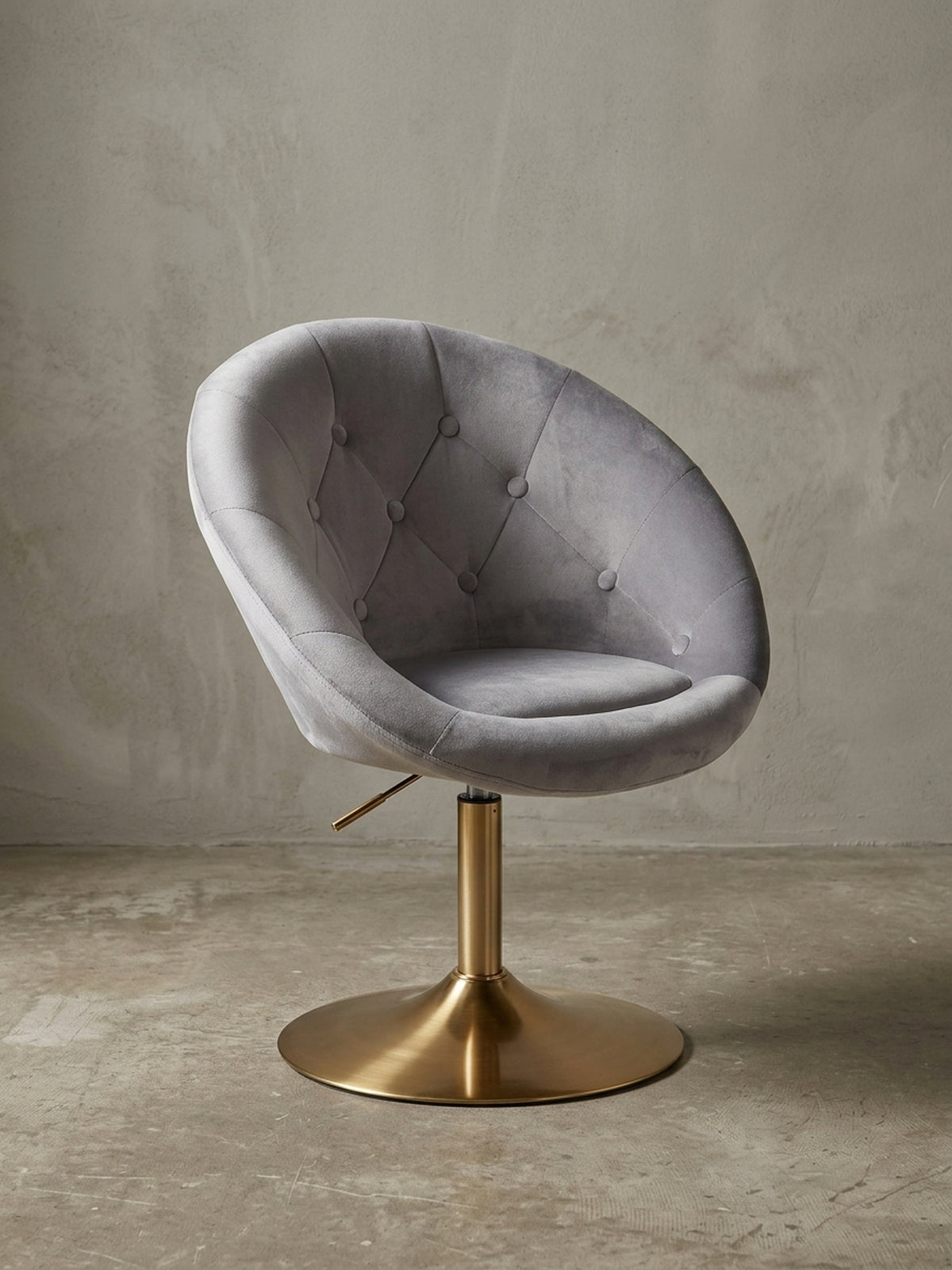 Schicke 3/4-Ansicht des Design Drehstuhls in Grau mit 67cm Breite, die die geschwungene Form der Rückenlehne und den Kontrast zum goldenen Fuß zeigt._