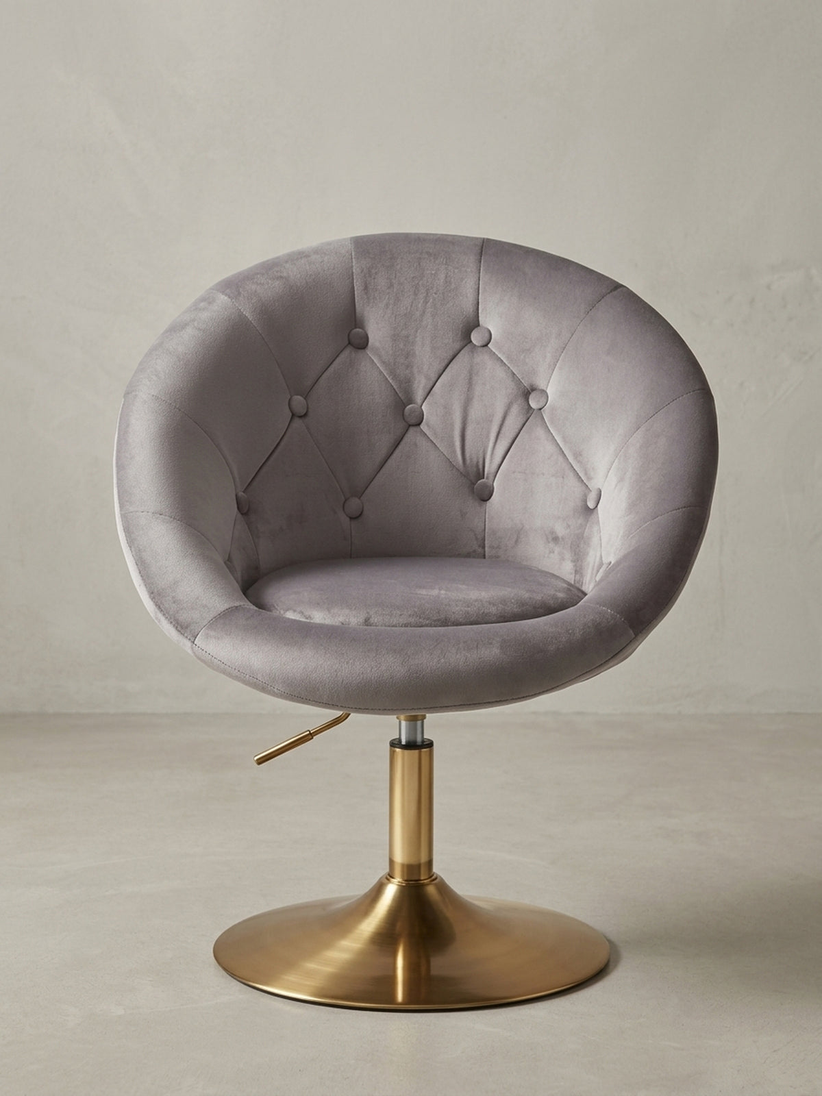 Bequemer Polsterstuhl aus Samt mit goldenem Standfuß als moderne Interpretation des Chesterfield Designs, perfekt als Akzentmöbel im Wohnbereich._