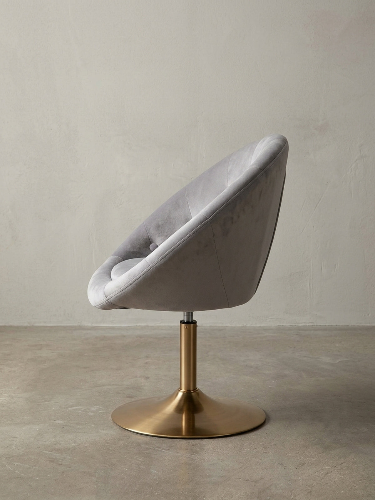 Der moderne Drehsessel aus grauem Samt und goldenem Metall als Gesamtbild, eine elegante Kombination aus Komfort und Design für stilvolles Wohnen.