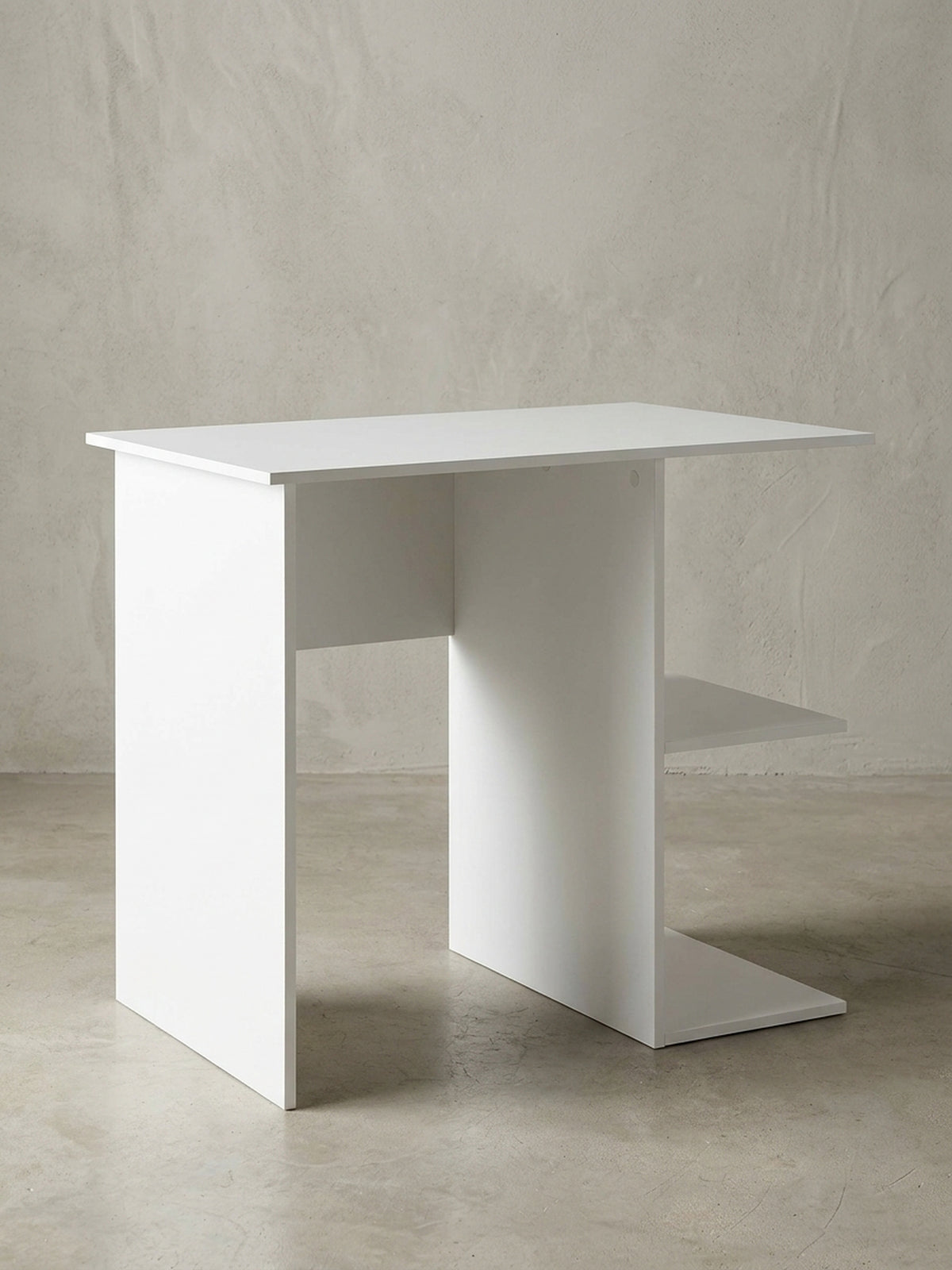 Weißer Schreibtisch mit Regal und detaillierter Bemaßung. Gesamtmaße 82x76x60 cm. Kompakter Computertisch aus Holz für das kleine Arbeitszimmer oder Homeoffice._