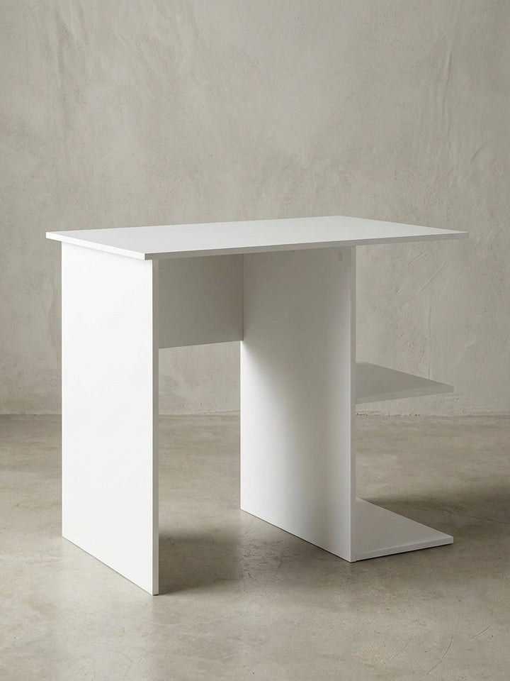 Weißer Schreibtisch mit Regal und detaillierter Bemaßung. Gesamtmaße 82x76x60 cm. Kompakter Computertisch aus Holz für das kleine Arbeitszimmer oder Homeoffice._