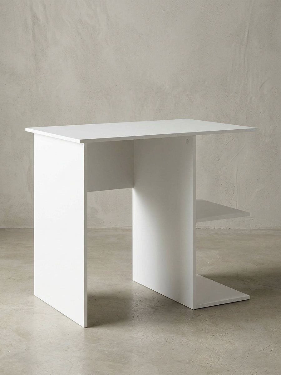 Weißer Schreibtisch mit Regal und detaillierter Bemaßung. Gesamtmaße 82x76x60 cm. Kompakter Computertisch aus Holz für das kleine Arbeitszimmer oder Homeoffice._