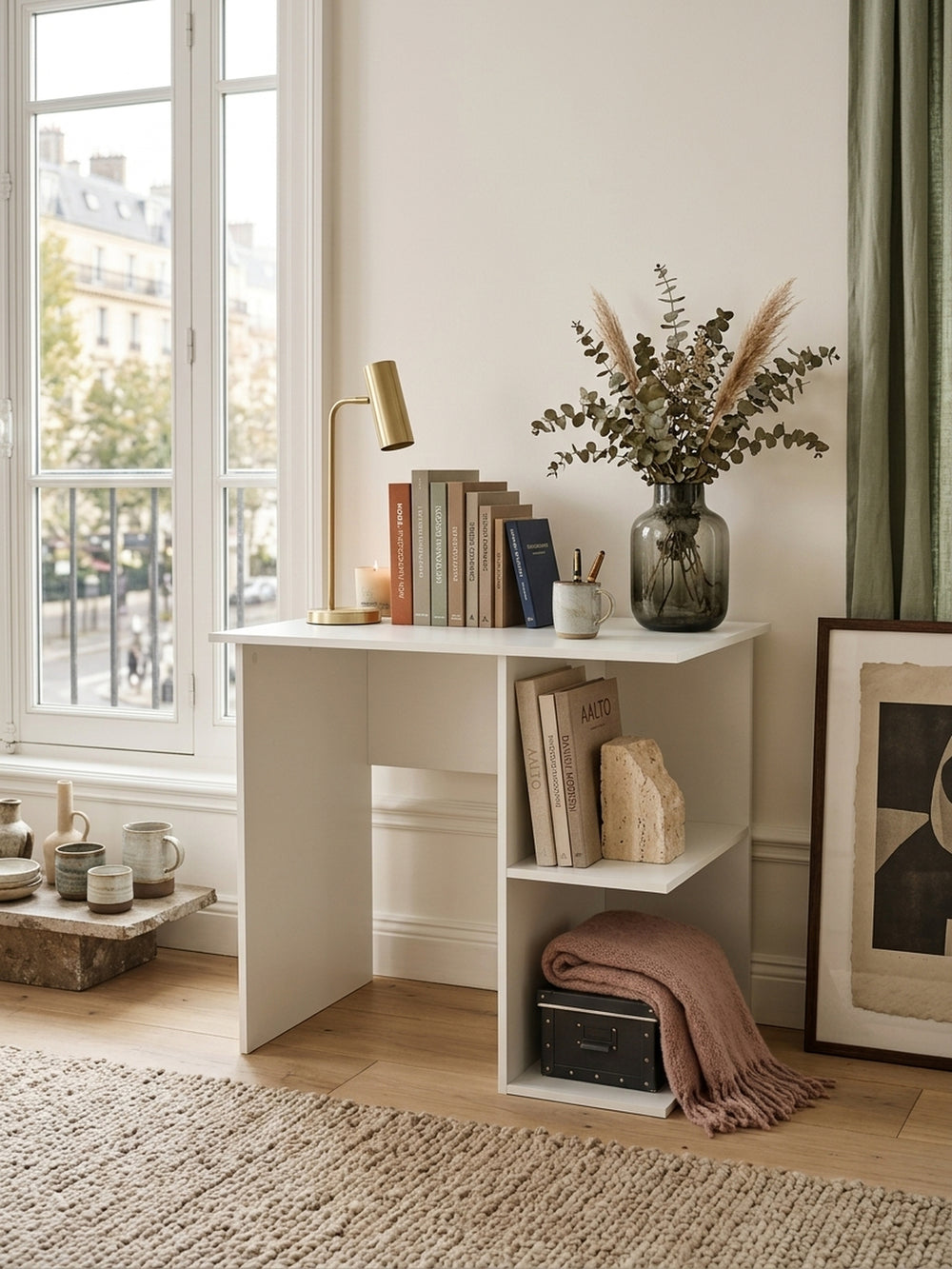 Kompakter weißer Computertisch 82x60x76cm in einem hellen Home Office. Der platzsparende Schreibtisch aus Melamin-Spanplatte fügt sich perfekt in die skandinavische Einrichtung ein._