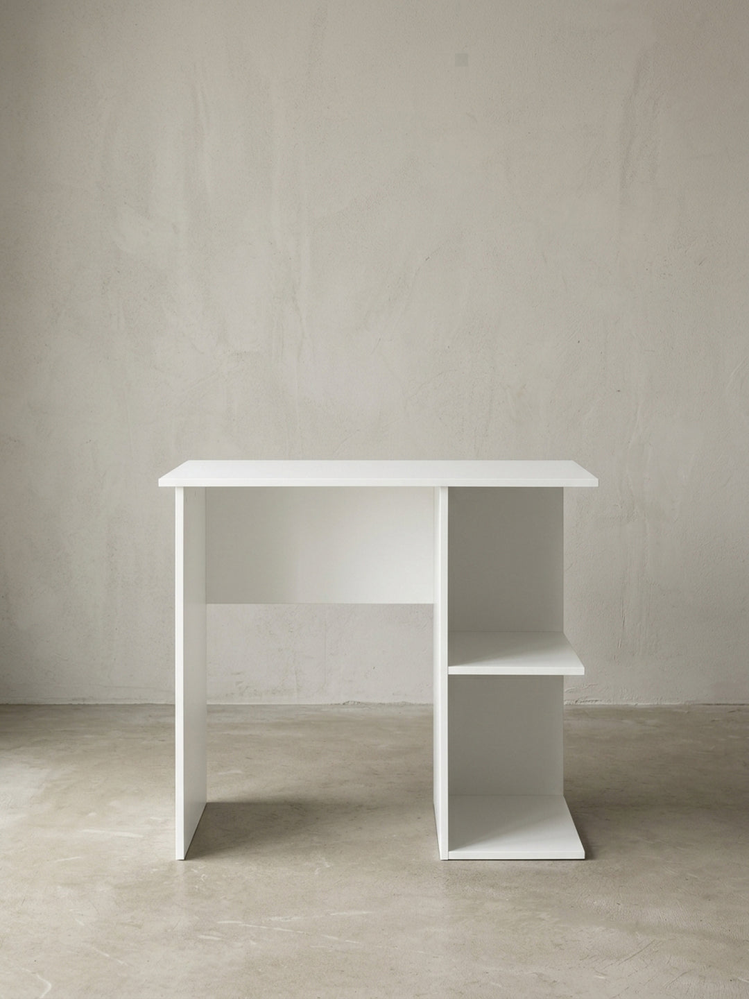 Alternative Perspektive des schmalen weißen Computertisches. Das clevere Design des 82x60x76cm Tisches kombiniert eine großzügige Schreibfläche mit direkt griffbereiten Seitenregalen._