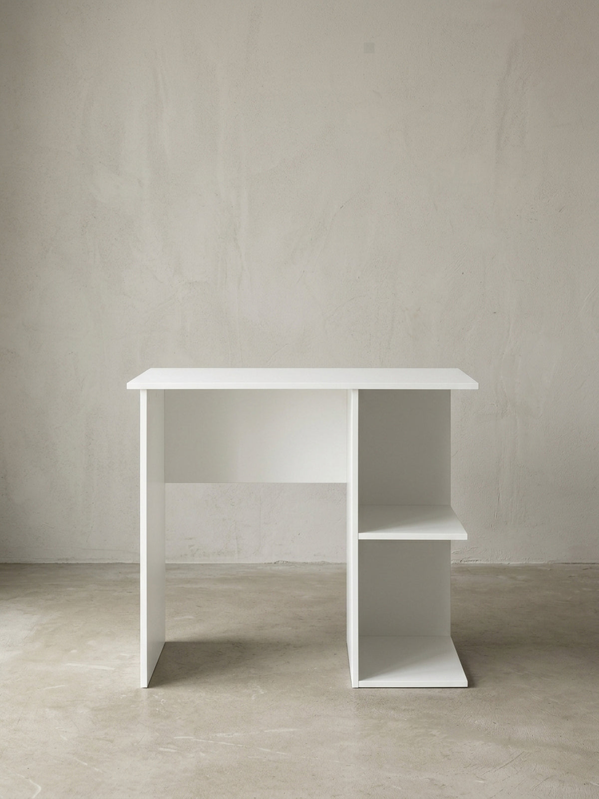 Alternative Perspektive des schmalen weißen Computertisches. Das clevere Design des 82x60x76cm Tisches kombiniert eine großzügige Schreibfläche mit direkt griffbereiten Seitenregalen.