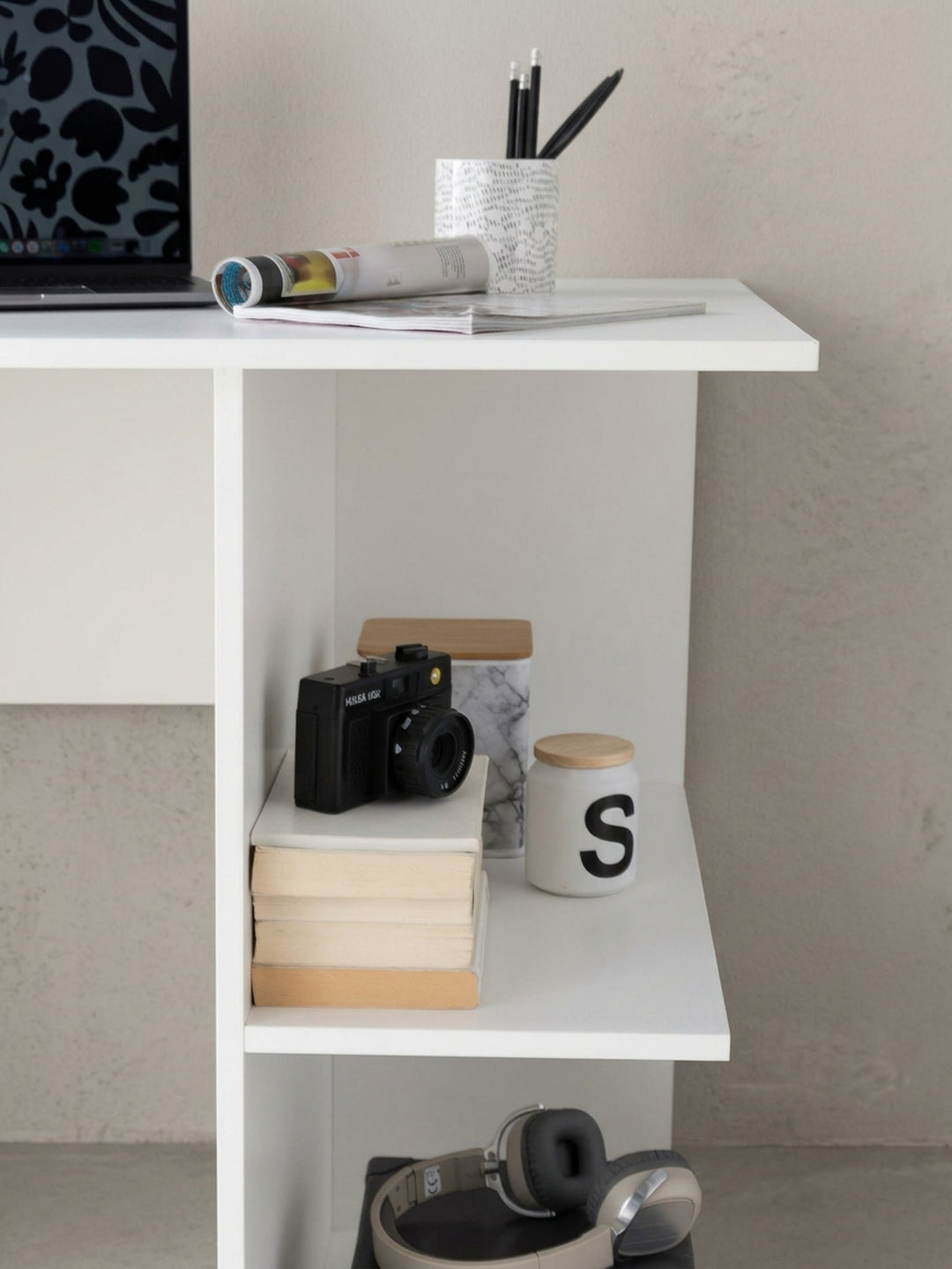 Gesamtübersicht des zeitlosen weißen Laptoptisches. Die funktionale Kombination aus Schreibtisch und Regal in den Maßen 82x60x76cm ist die ideale Lösung für das kleine Home Office._