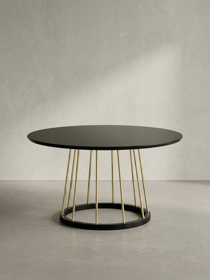 Schwarzer Wohnzimmertisch 80x80 cm mit offenem goldenem Metallgestell in der Frontansicht auf neutralem Hintergrund._