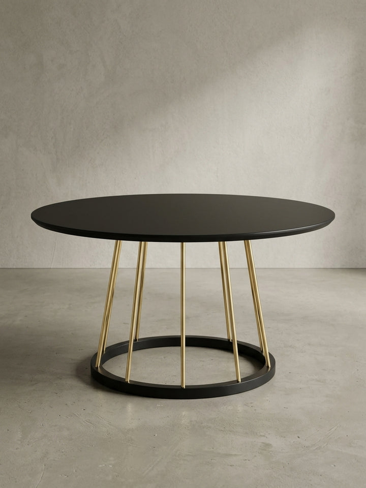 Runder Salontisch aus lackiertem MDF und Stahl in schräger Seitenansicht zeigt das luftige Design der filigranen Goldstreben._