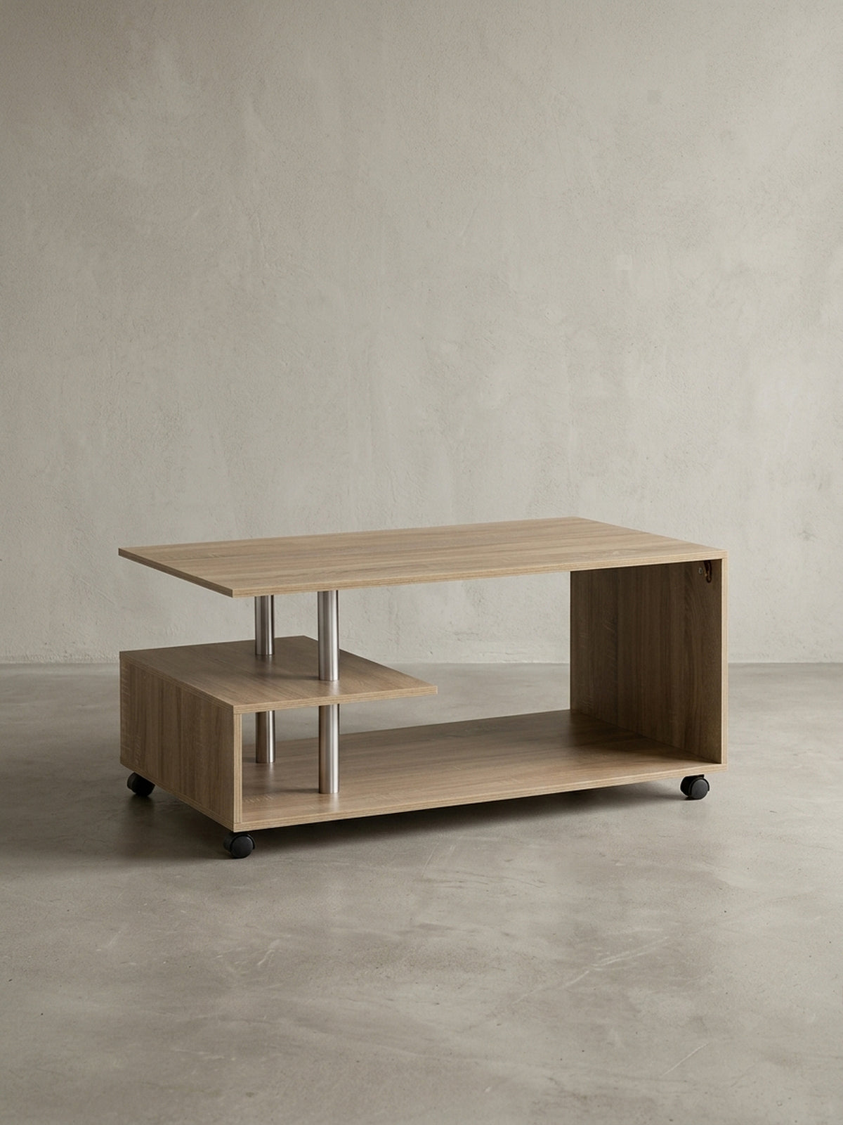 Moderner Couchtisch auf weißem Hintergrund in der Frontansicht. Das 105x60cm große Möbelstück besticht durch helle Eichenoptik, klare Linien und praktische Rollen für das Wohnzimmer._