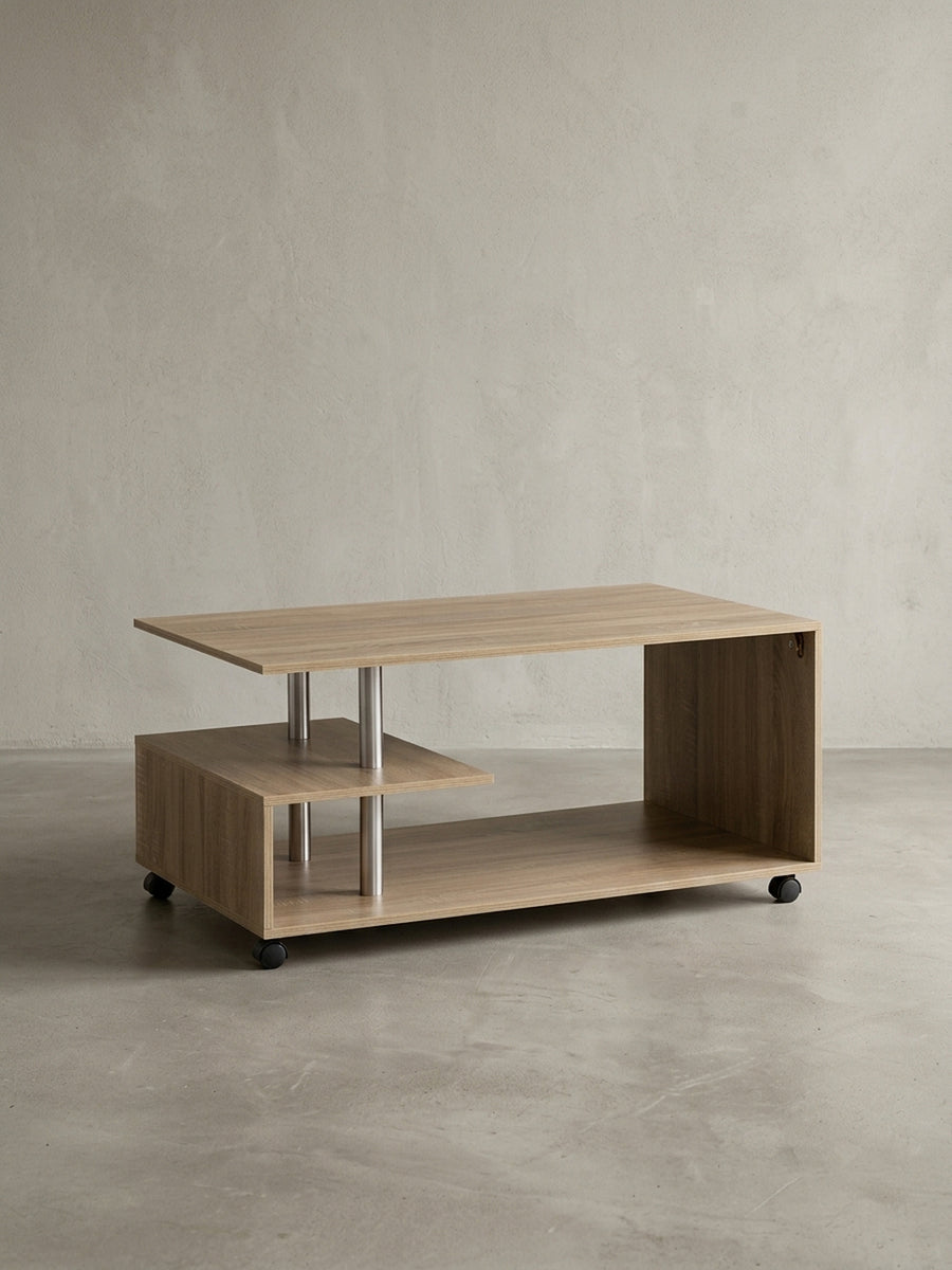 Moderner Couchtisch auf weißem Hintergrund in der Frontansicht. Das 105x60cm große Möbelstück besticht durch helle Eichenoptik, klare Linien und praktische Rollen für das Wohnzimmer._