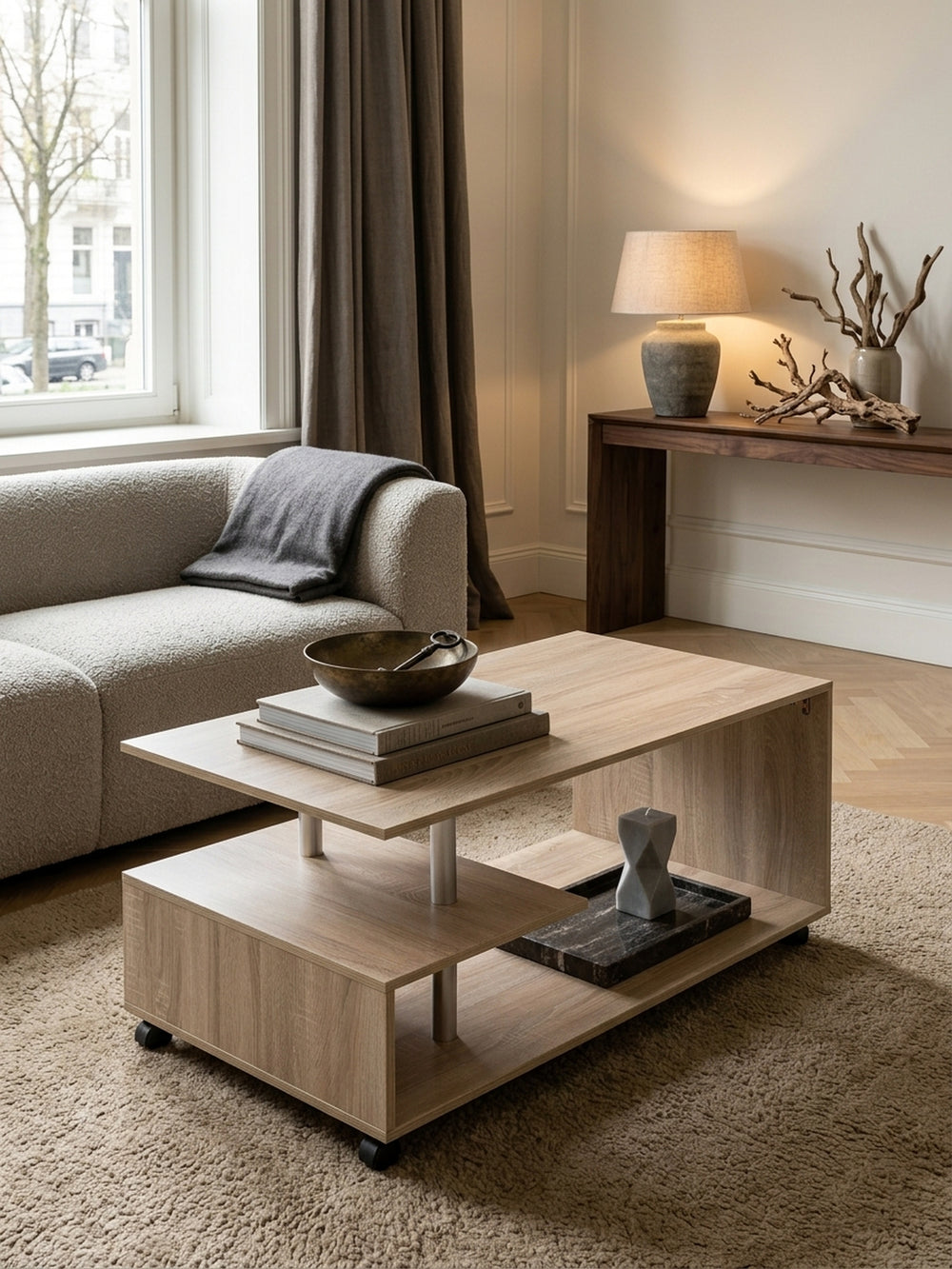 Draufsicht auf den drehbaren Wohnzimmertisch 105x60cm. Die asymmetrisch angeordneten Ablagen aus kratzfestem Holzdekor harmonieren mit dem warmen Wollteppich im eleganten Wohnbereich._