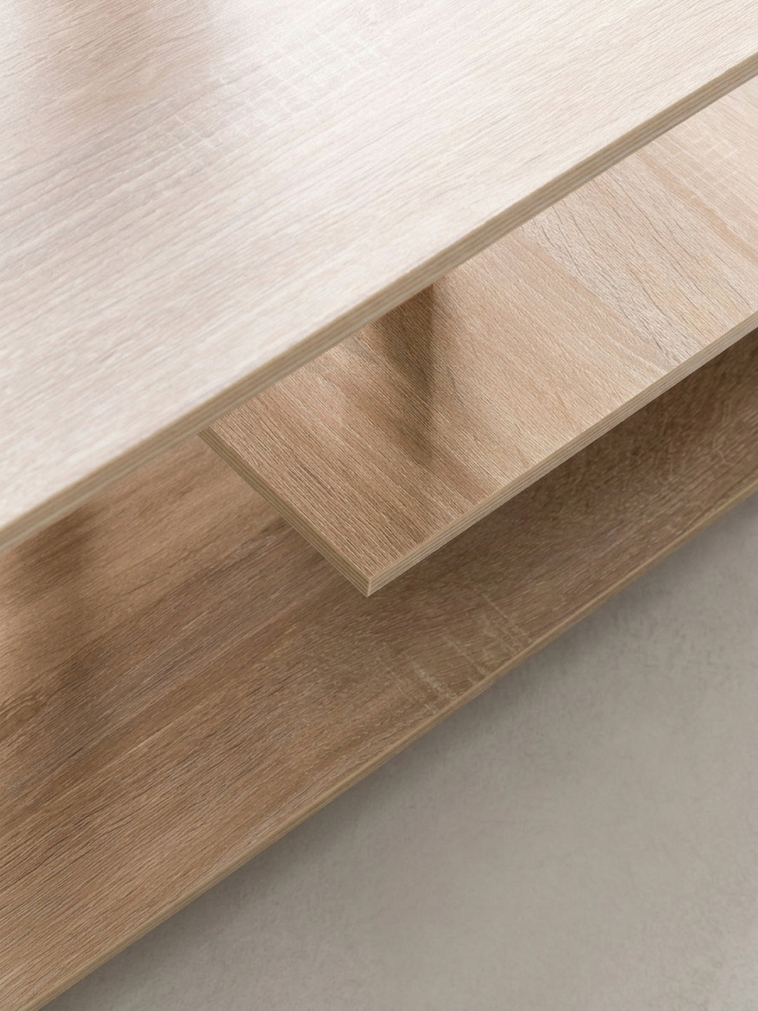 Detailaufnahme der flachen schwarzen Kunststoffrollen und der unteren Holzelemente des Loungetisches. Hochwertige Materialien sorgen für eine lange Lebensdauer dieses modernen Möbelstücks._