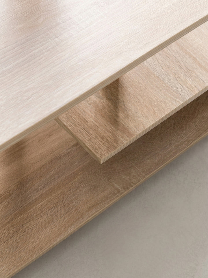 Detailaufnahme der flachen schwarzen Kunststoffrollen und der unteren Holzelemente des Loungetisches. Hochwertige Materialien sorgen für eine lange Lebensdauer dieses modernen Möbelstücks._