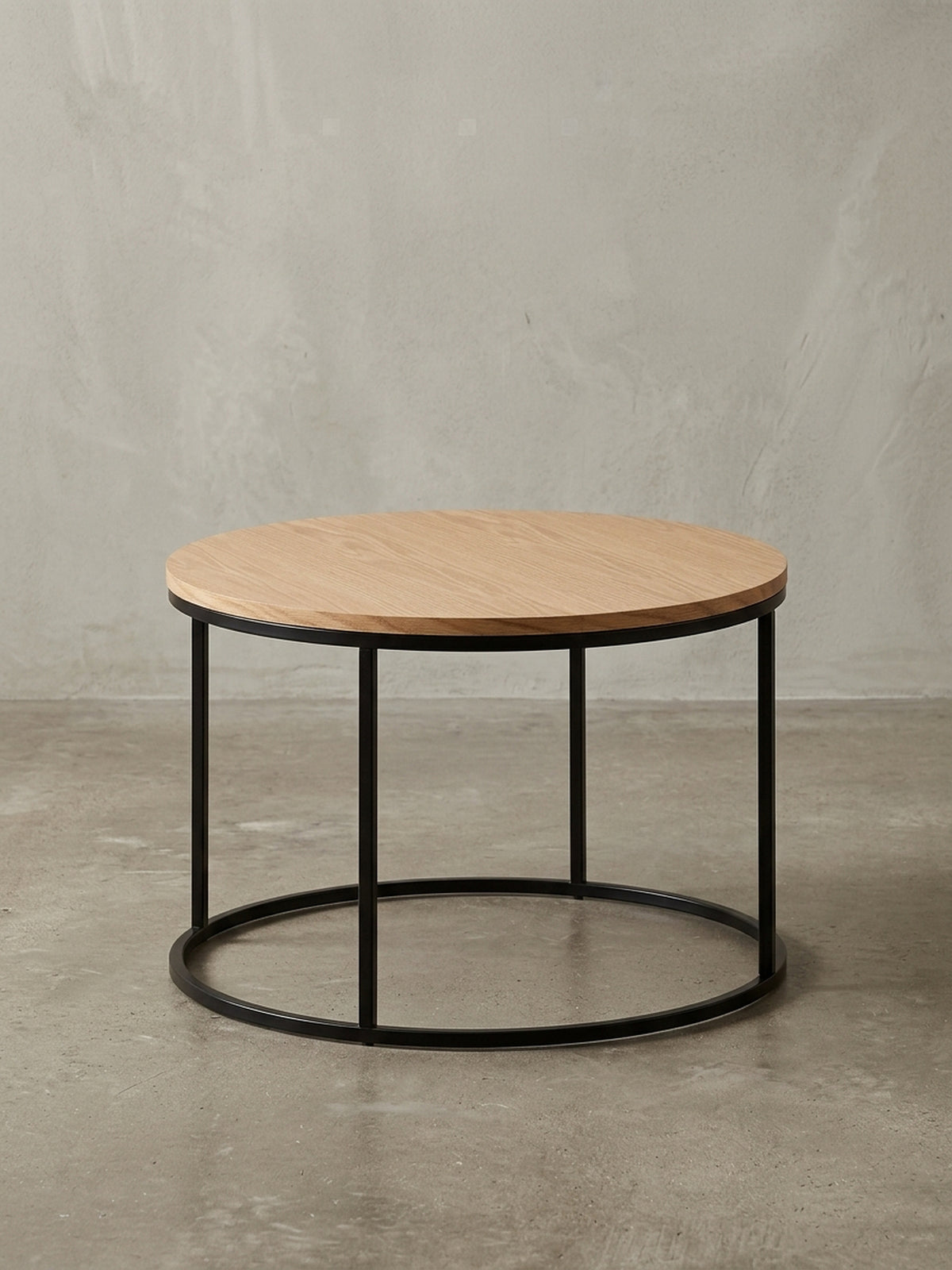 Gesamtübersicht des Kaffeetisches im skandinavischen Design, der mit seiner runden Form und der Materialkombination Holz/Metall als zentrales Möbelstück dient.