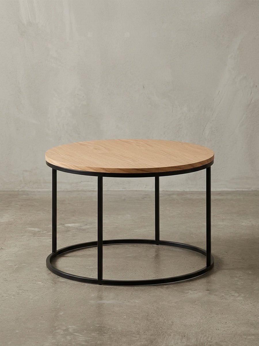 Gesamtübersicht des Kaffeetisches im skandinavischen Design, der mit seiner runden Form und der Materialkombination Holz/Metall als zentrales Möbelstück dient._