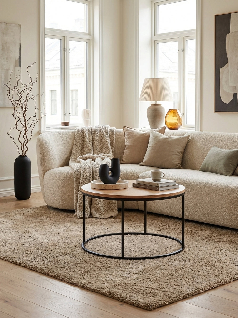 Couchtisch aus Eichenfurnier mit schwarzem Metallgestell in einem modern eingerichteten Wohnzimmer vor einem hellen Sofa, das den minimalistischen Stil unterstreicht._