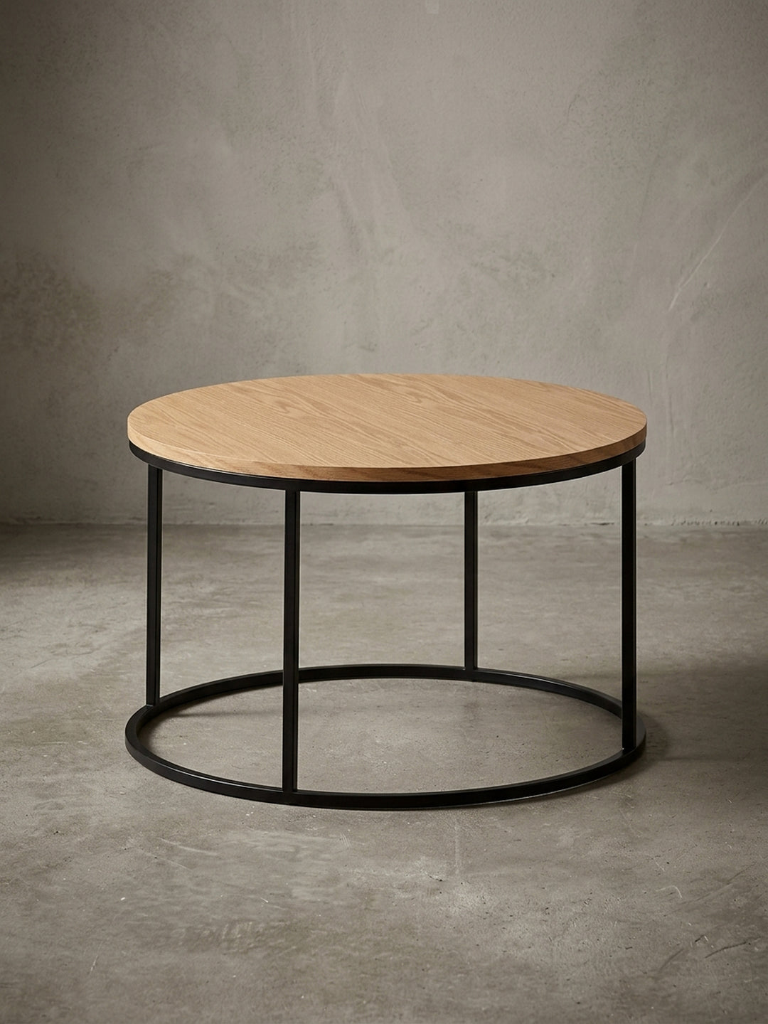 Moderner runder Couchtisch (70 cm Durchmesser) mit Eichenfurnier-Tischplatte und schwarzem Stahlgestell, freigestellt vor weißem Hintergrund aus frontaler Ansicht._