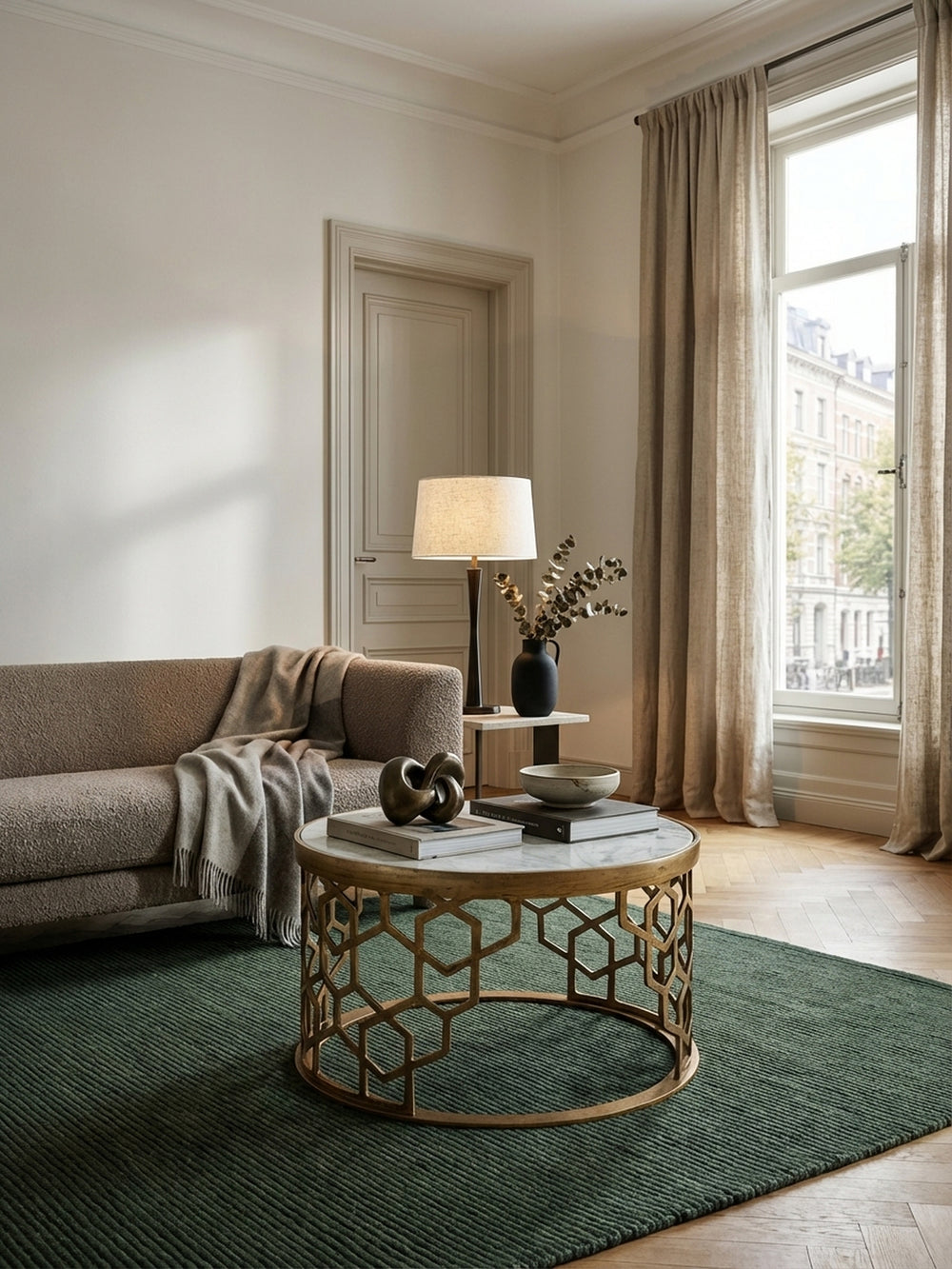 Draufsicht auf den 60x36 cm Marmor-Couchtisch im Wohnzimmer, der die harmonische Anordnung von Sofa, Tisch und Dekoration aus einer erhöhten Perspektive zeigt._