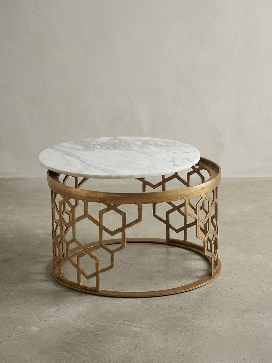 Gesamtüberblick des runden Couchtischs, der die Kombination aus echtem indischem Marmor und dem lackierten Aluminiumgestell im eleganten Design zusammenfasst._