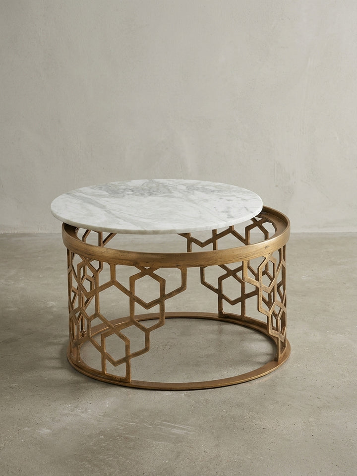 Gesamtüberblick des runden Couchtischs, der die Kombination aus echtem indischem Marmor und dem lackierten Aluminiumgestell im eleganten Design zusammenfasst._