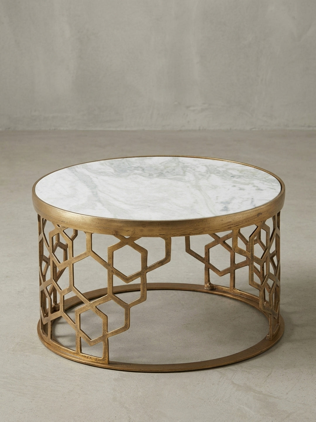 Seitenansicht des 36 cm hohen Kaffeetischs, die seine niedrige Silhouette und das Verhältnis von der massiven Marmorplatte zum offenen, luftigen Metallgestell zeigt._