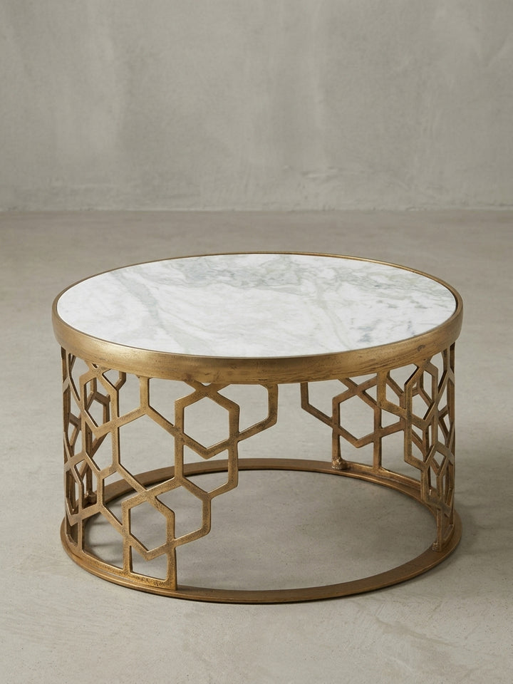 Seitenansicht des 36 cm hohen Kaffeetischs, die seine niedrige Silhouette und das Verhältnis von der massiven Marmorplatte zum offenen, luftigen Metallgestell zeigt._