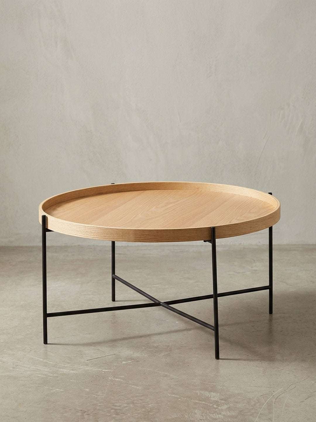 Seitenansicht des Design-Couchtischs, die seine schlanke Silhouette und die Proportionen der 40 cm Höhe sowie das filigrane, pulverbeschichtete Metallgestell hervorhebt._