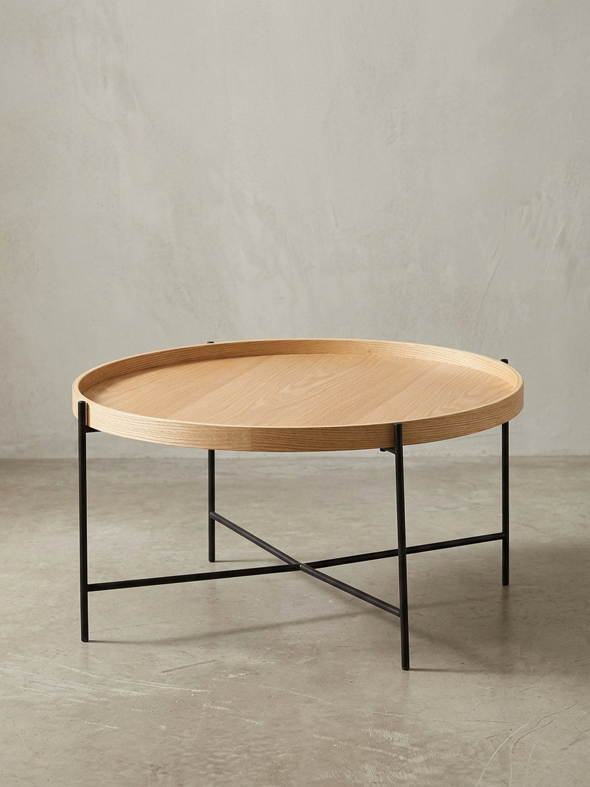 Seitenansicht des Design-Couchtischs, die seine schlanke Silhouette und die Proportionen der 40 cm Höhe sowie das filigrane, pulverbeschichtete Metallgestell hervorhebt.