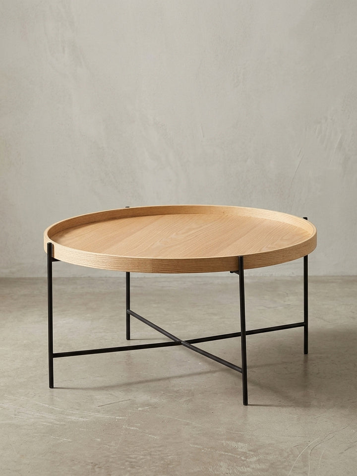 Seitenansicht des Design-Couchtischs, die seine schlanke Silhouette und die Proportionen der 40 cm Höhe sowie das filigrane, pulverbeschichtete Metallgestell hervorhebt._