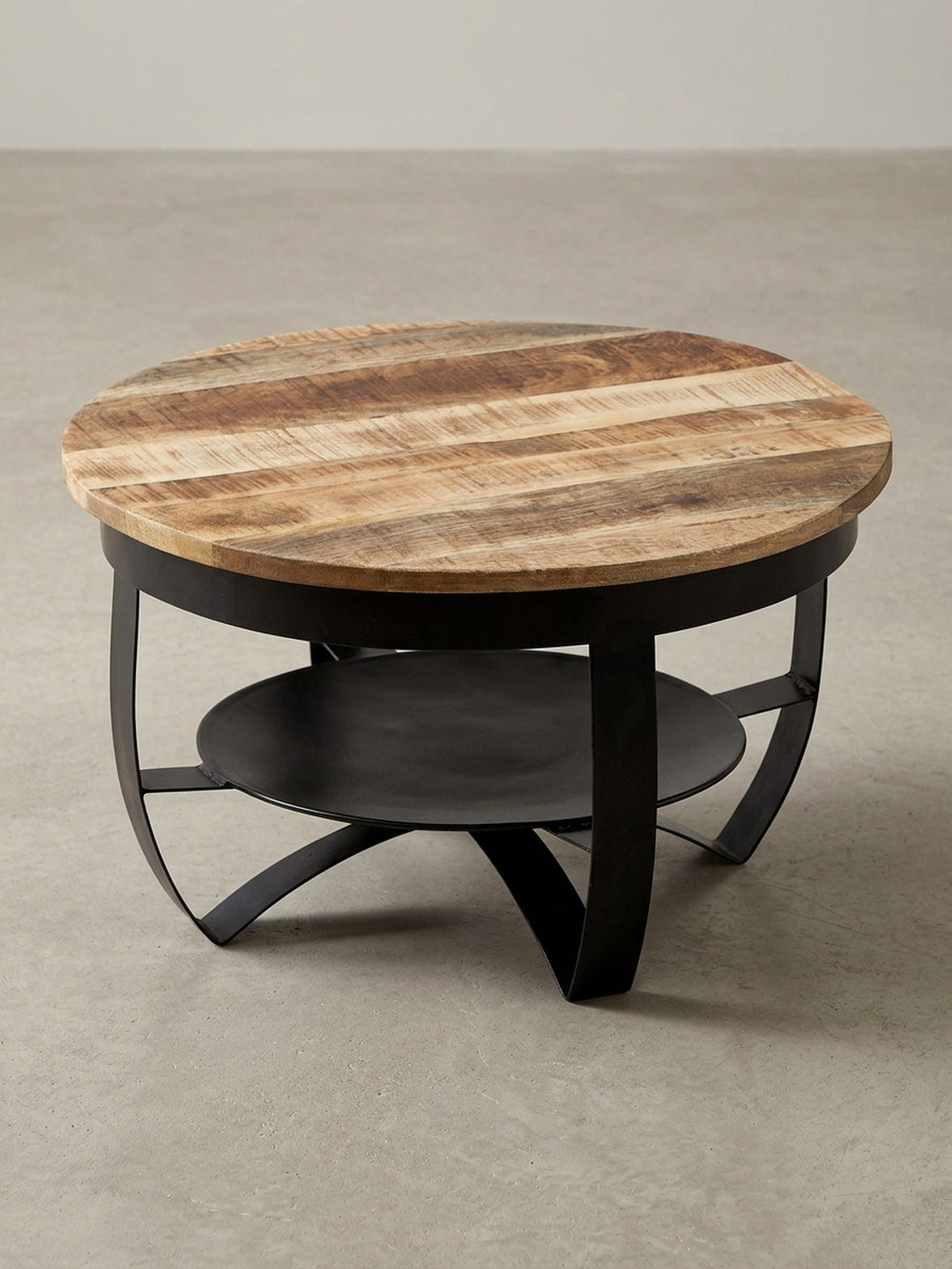 Runder Wohnzimmertisch 60x34 cm von der Seite gezeigt, die geschwungene Konstruktion des schwarzen Eisengestells ist gut erkennbar._