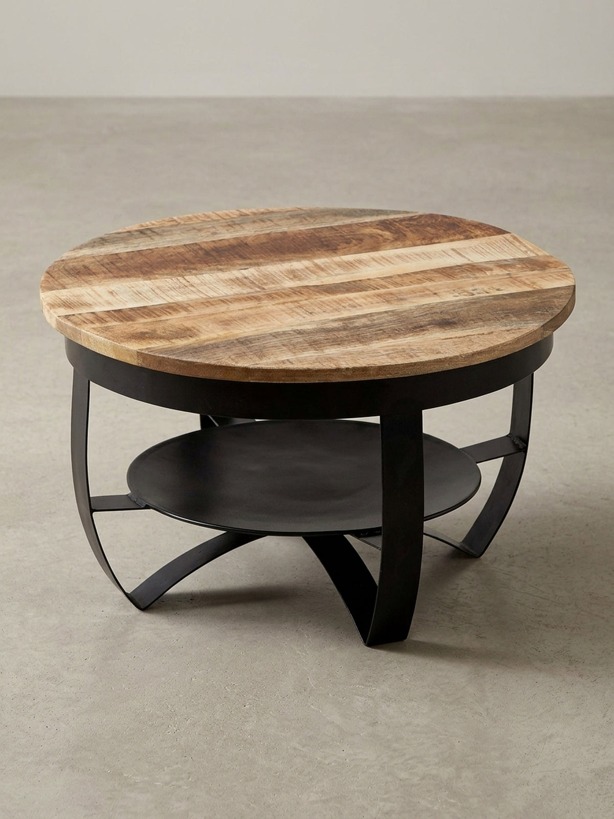 Runder Wohnzimmertisch 60x34 cm von der Seite gezeigt, die geschwungene Konstruktion des schwarzen Eisengestells ist gut erkennbar.