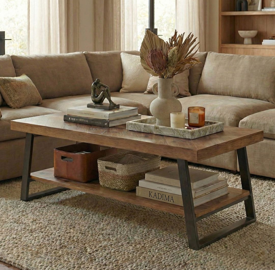 Moderner Couchtisch aus Holz mit Ablage und Metallgestell im Wohnzimmer – Fischgrät-Design 