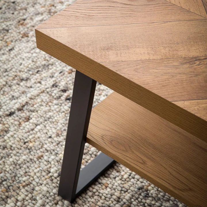 Couchtisch aus Holz mit Fischgrät-Muster – Detailansicht Tischplatte – Wohnzimmertisch Braun 