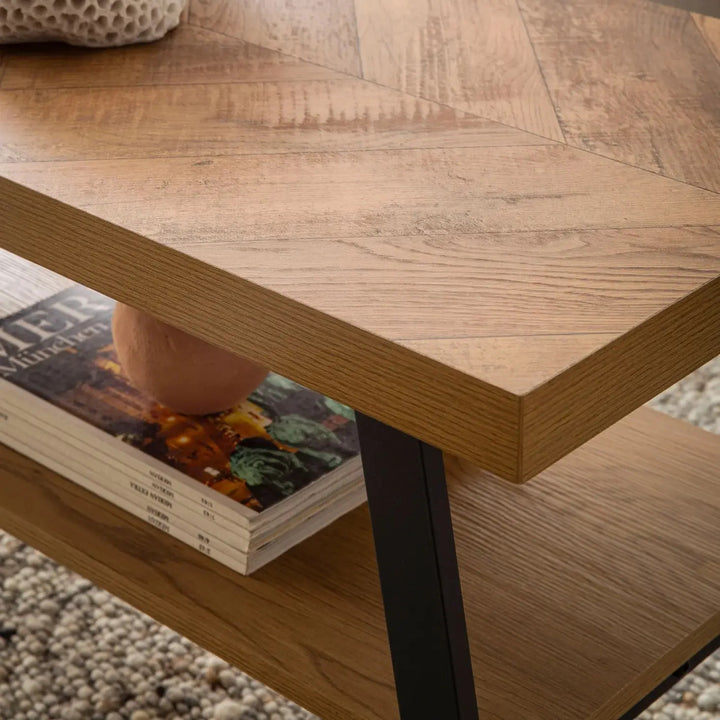 Ecke des Couchtisches mit Fischgrät-Dekor, Holzplatte und schwarzem Metallgestell – Moderner Sofatisch 