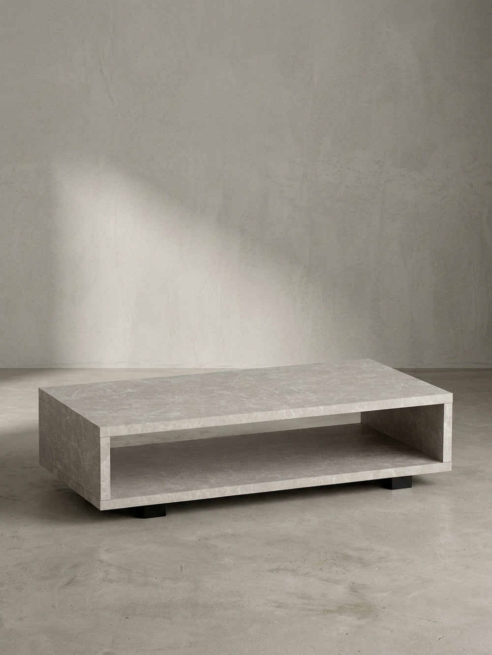 Freigestellte Frontansicht des 100 cm breiten, sandfarbenen Couchtisches in Stein-Optik, der sein geradliniges Design präsentiert._