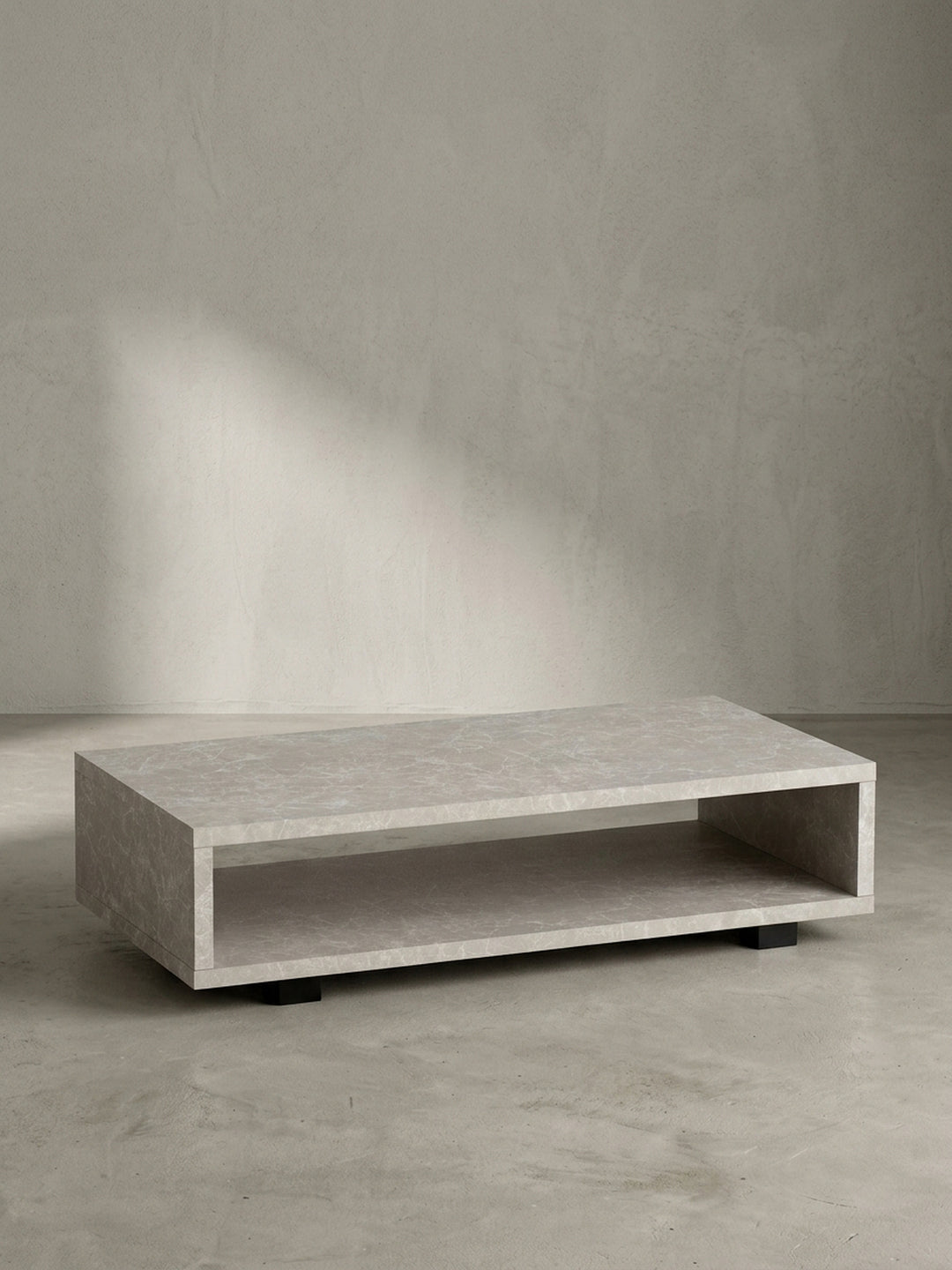 Freigestellte Frontansicht des 100 cm breiten, sandfarbenen Couchtisches in Stein-Optik, der sein geradliniges Design präsentiert._