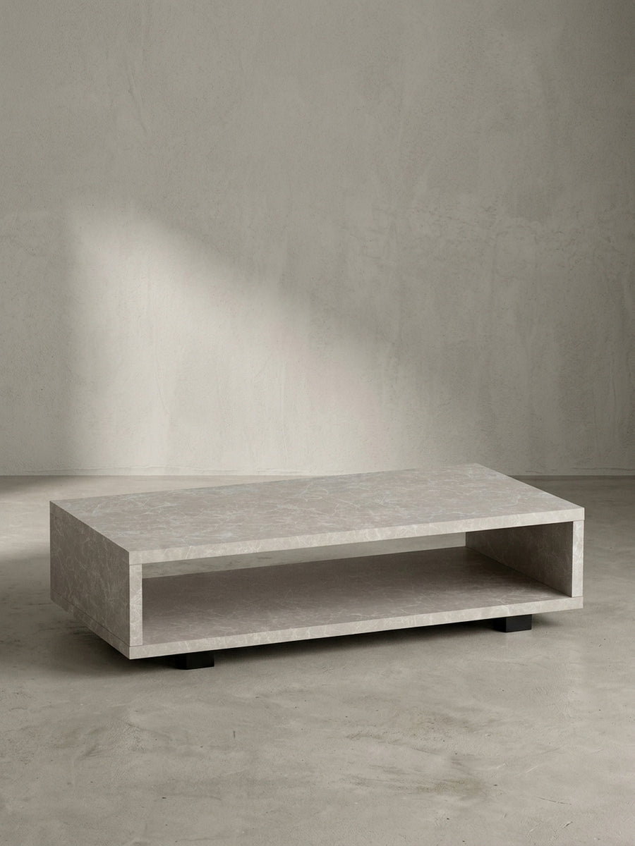 Freigestellte Frontansicht des 100 cm breiten, sandfarbenen Couchtisches in Stein-Optik, der sein geradliniges Design präsentiert._