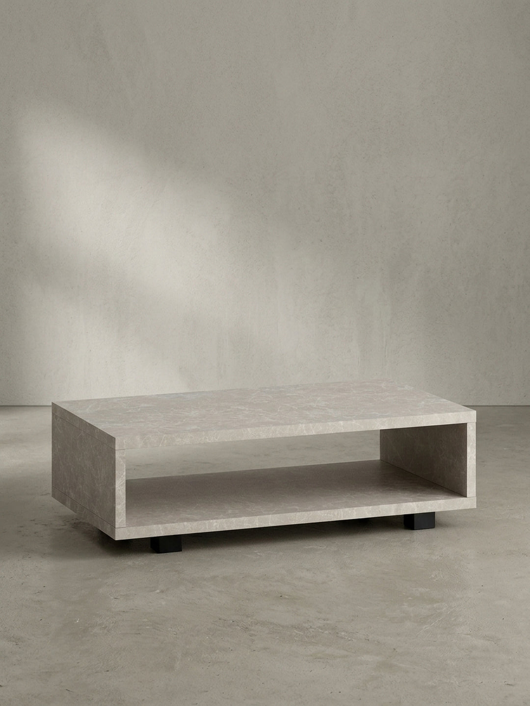 Gesamtüberblick über den schlichten, rechteckigen Couchtisch in Sandfarben, ideal für ein modernes und aufgeräumtes Wohnzimmer._