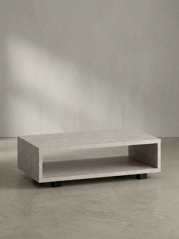 Gesamtüberblick über den schlichten, rechteckigen Couchtisch in Sandfarben, ideal für ein modernes und aufgeräumtes Wohnzimmer._