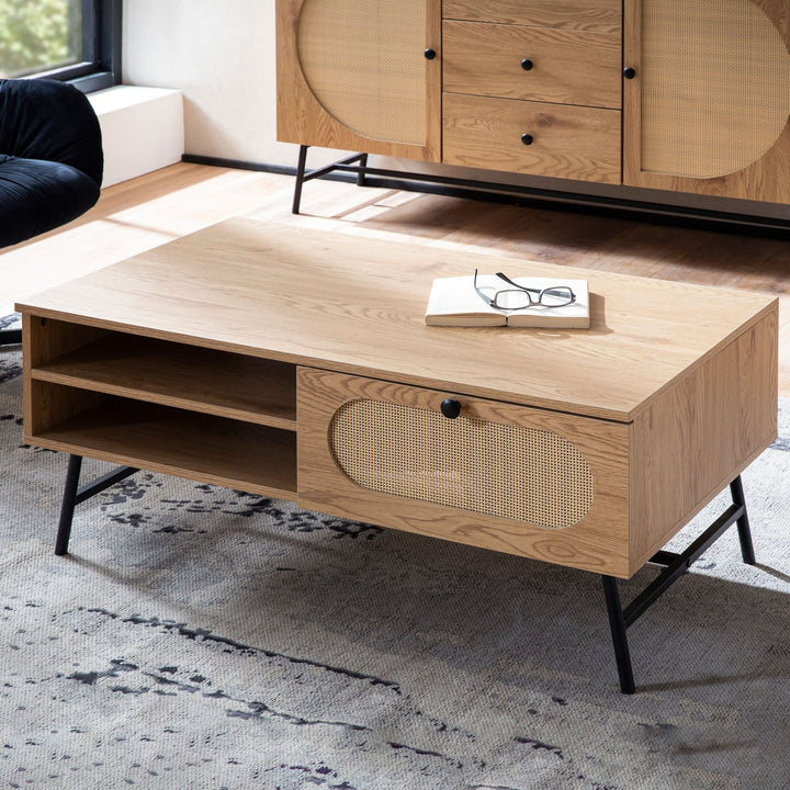Couchtisch in Eiche-Dekor und Rattan, 100x60x45 cm, mit integriertem Stauraum